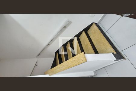 Apartamento para alugar com 65m², 2 quartos e 1 vagaEscada