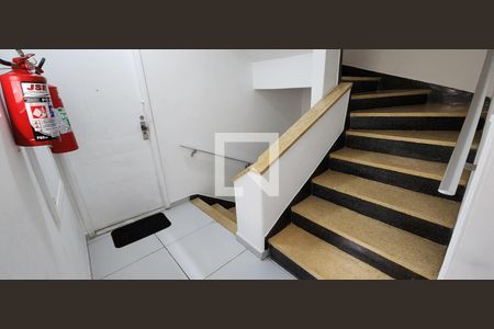 Apartamento para alugar com 65m², 2 quartos e 1 vagaEscada