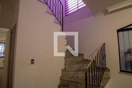 Escada de casa para alugar com 4 quartos, 200m² em Vila Congonhas, São Paulo