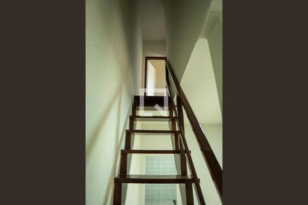 Casa para alugar com 80m², 2 quartos e 1 vaga Casa para alugar com 80m², 2 quartos e 1 vagaEscada Acesso 2º Andar