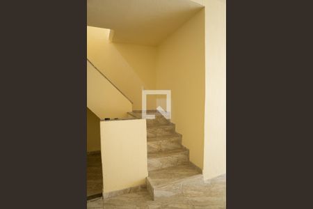 Casa para alugar com 80m², 2 quartos e 1 vaga Casa para alugar com 80m², 2 quartos e 1 vagaEscada Acesso Terraço