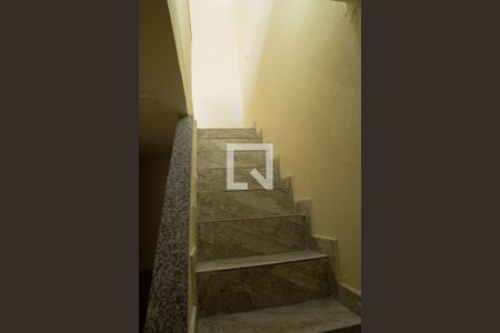 Casa para alugar com 80m², 2 quartos e 1 vaga Casa para alugar com 80m², 2 quartos e 1 vagaEscada Acesso Terraço