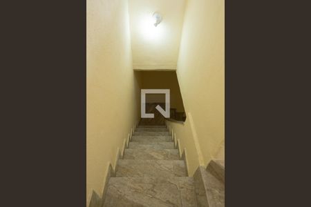 Casa para alugar com 80m², 2 quartos e 1 vaga Casa para alugar com 80m², 2 quartos e 1 vagaEscada Acesso Terraço