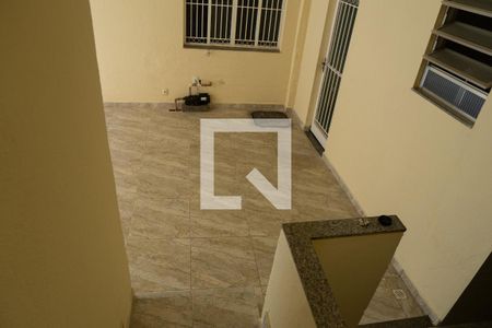 Casa para alugar com 80m², 2 quartos e 1 vaga Casa para alugar com 80m², 2 quartos e 1 vagaEscada Acesso Terraço