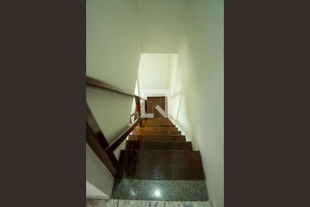 Casa para alugar com 80m², 2 quartos e 1 vaga Casa para alugar com 80m², 2 quartos e 1 vagaEscada Acesso 2º Andar