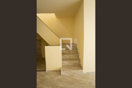 Casa para alugar com 80m², 2 quartos e 1 vaga Casa para alugar com 80m², 2 quartos e 1 vagaEscada Acesso Terraço