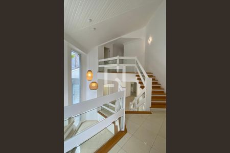 Casa de condomínio à venda com 414m², 4 quartos e 3 vagasEscada