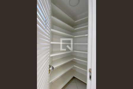 Casa de condomínio à venda com 414m², 4 quartos e 3 vagasDespensa