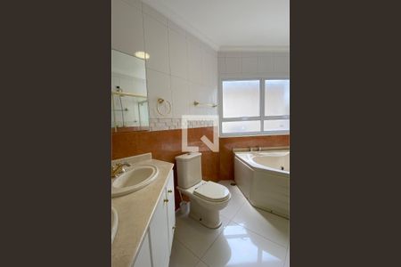 Casa de condomínio à venda com 414m², 4 quartos e 3 vagasBanheiro da Suíte 1