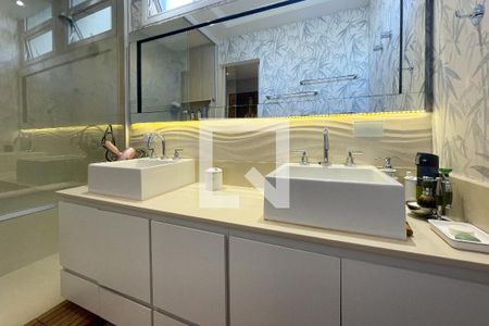 Apartamento à venda com 174m², 3 quartos e 2 vagas Apartamento à venda com 174m², 3 quartos e 2 vagasBanheiro da Suíte