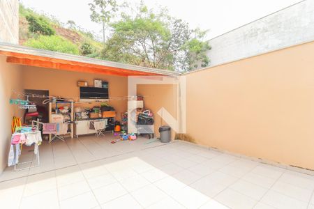 Casa à venda com 160m², 2 quartos e 2 vagas Casa à venda com 160m², 2 quartos e 2 vagasQuintal