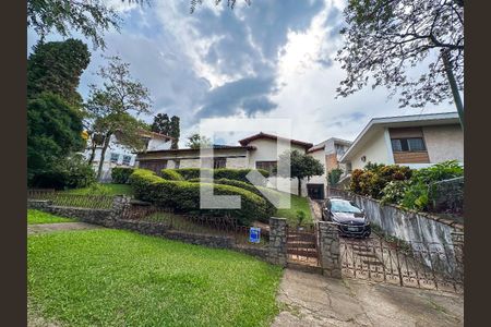 Casa à venda com 250m², 3 quartos e 4 vagas Casa à venda com 250m², 3 quartos e 4 vagasFachada e Garagem