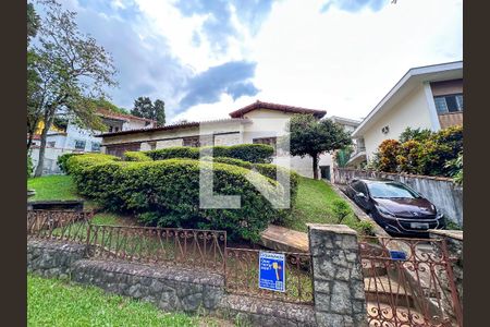 Casa à venda com 250m², 3 quartos e 4 vagas Casa à venda com 250m², 3 quartos e 4 vagasFacahada