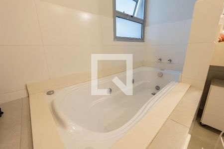 Apartamento à venda com 176m², 4 quartos e 1 vaga Apartamento à venda com 176m², 4 quartos e 1 vagaBanheiro da Suíte 1