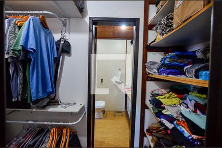 Casa à venda com 350m², 4 quartos e 4 vagas Casa à venda com 350m², 4 quartos e 4 vagasCloset