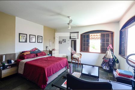 Casa à venda com 350m², 4 quartos e 4 vagas Casa à venda com 350m², 4 quartos e 4 vagasSuite