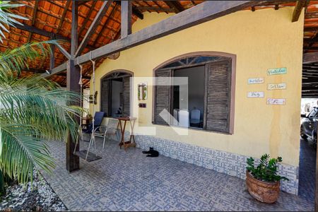 Casa à venda com 350m², 4 quartos e 4 vagas Casa à venda com 350m², 4 quartos e 4 vagasEntrada