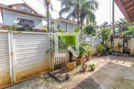 Casa de condomínio à venda com 200m², 5 quartos e 2 vagasQuintal