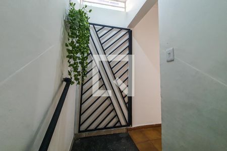 escada entrada de casa para alugar com 1 quarto, 60m² em Vila Firmiano Pinto, São Paulo