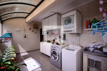 Casa à venda com 282m², 4 quartos e 6 vagas Casa à venda com 282m², 4 quartos e 6 vagasÁrea de Serviço