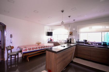 Casa à venda com 282m², 4 quartos e 6 vagas Casa à venda com 282m², 4 quartos e 6 vagasCozinha