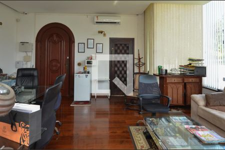 Casa de condomínio à venda com 1600m², 11 quartos e 10 vagasEscritório 