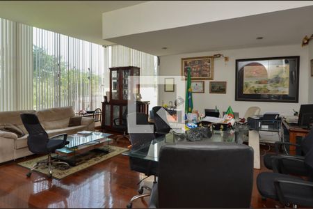 Casa de condomínio à venda com 1600m², 11 quartos e 10 vagasEscritório 