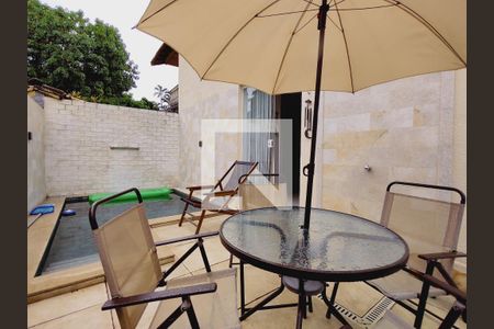 Casa de condomínio à venda com 110m², 3 quartos e 1 vagaPiscina