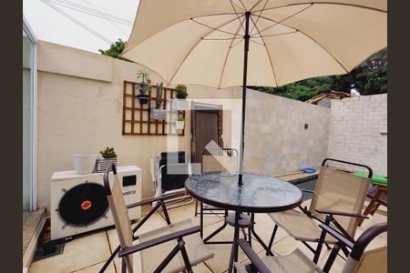 Casa de condomínio à venda com 110m², 3 quartos e 1 vagaPiscina