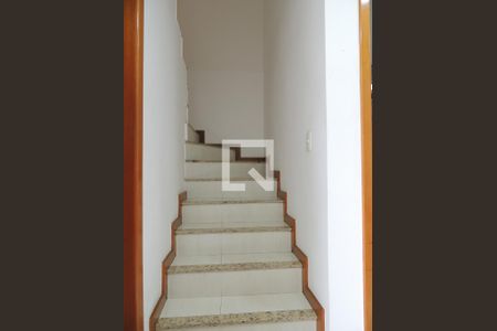 Casa de condomínio à venda com 110m², 3 quartos e 1 vagaEscada 