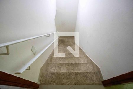 Casa à venda com 149m², 3 quartos e 2 vagas Casa à venda com 149m², 3 quartos e 2 vagasEscada