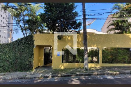 Casa à venda com 295m², 4 quartos e 4 vagas Casa à venda com 295m², 4 quartos e 4 vagasFachada