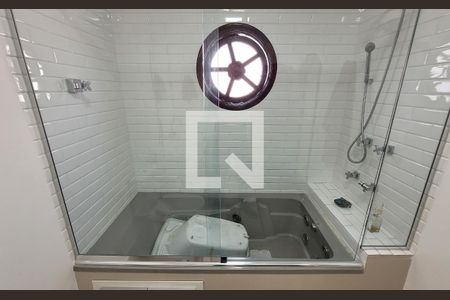 Casa à venda com 295m², 4 quartos e 4 vagas Casa à venda com 295m², 4 quartos e 4 vagasBanheiro da suíte