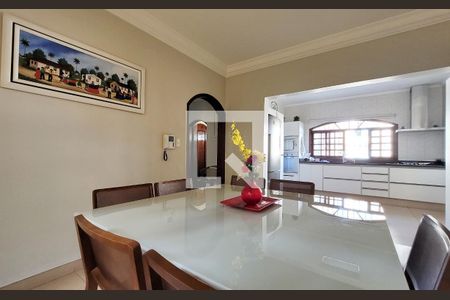 Casa à venda com 295m², 4 quartos e 4 vagas Casa à venda com 295m², 4 quartos e 4 vagasSala de jantar