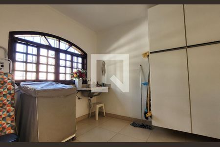 Casa à venda com 295m², 4 quartos e 4 vagas Casa à venda com 295m², 4 quartos e 4 vagasLavanderia