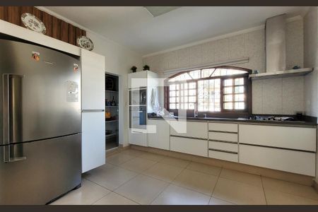 Casa à venda com 295m², 4 quartos e 4 vagas Casa à venda com 295m², 4 quartos e 4 vagasCozinha