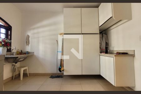 Casa à venda com 295m², 4 quartos e 4 vagas Casa à venda com 295m², 4 quartos e 4 vagasLavanderia