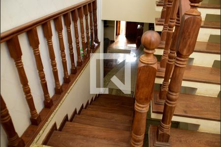 Casa de condomínio para alugar com 300m², 5 quartos e 4 vagasEscada