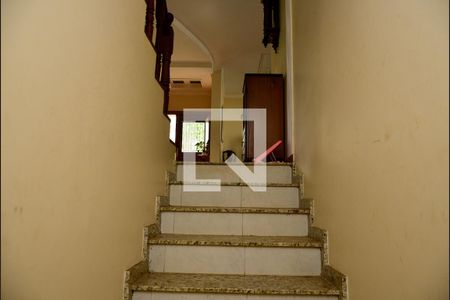 Casa de condomínio para alugar com 300m², 5 quartos e 4 vagasEscada Garagem