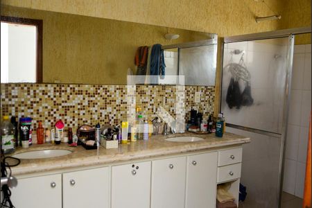 Casa de condomínio para alugar com 300m², 5 quartos e 4 vagasBanheiro da Suíte 2