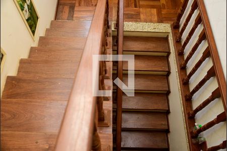 Casa de condomínio para alugar com 300m², 5 quartos e 4 vagasEscada