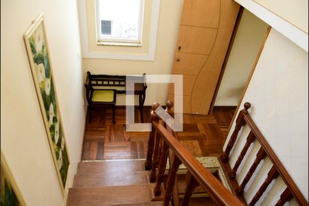 Casa de condomínio para alugar com 300m², 5 quartos e 4 vagasEscada