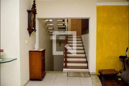 Casa de condomínio para alugar com 300m², 5 quartos e 4 vagasEscadas