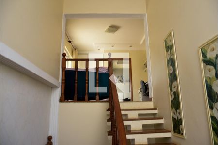 Casa de condomínio para alugar com 300m², 5 quartos e 4 vagasEscada