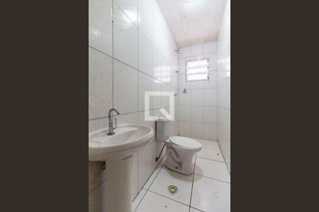 Banheiro de casa de condomínio para alugar com 1 quarto, 21m² em Parque Guarani, São Paulo