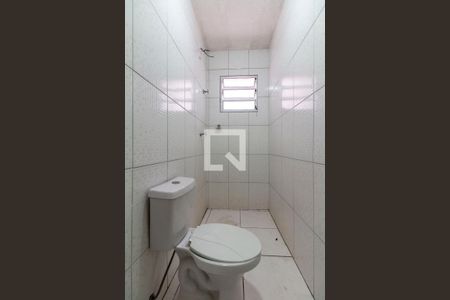 Banheiro de casa de condomínio para alugar com 1 quarto, 21m² em Parque Guarani, São Paulo