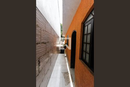 Casa à venda com 160m², 3 quartos e 2 vagasCorredor pra entrar na casa