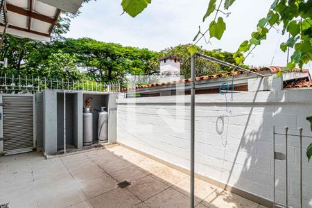 Casa para alugar com 400m², 3 quartos e 6 vagasQuintal