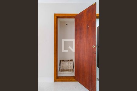 Armário de casa para alugar com 3 quartos, 400m² em Caxingui, São Paulo