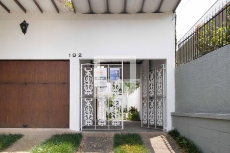 Casa para alugar com 400m², 3 quartos e 6 vagasFachada